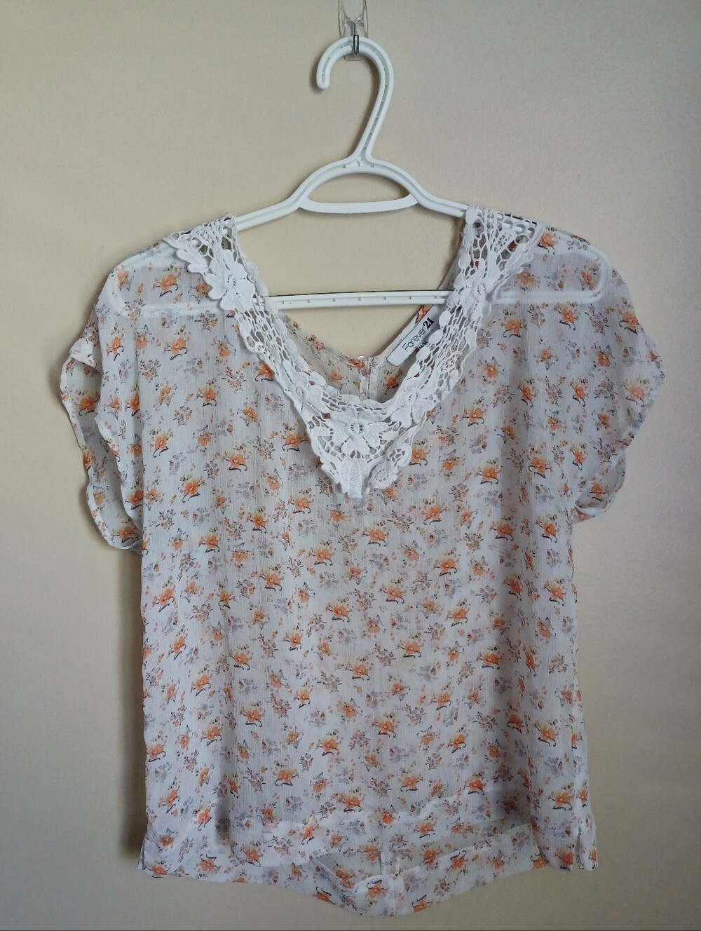 Women's Size Medium Forever 21 Floral White Polyester Short Sleeve Top Blouse